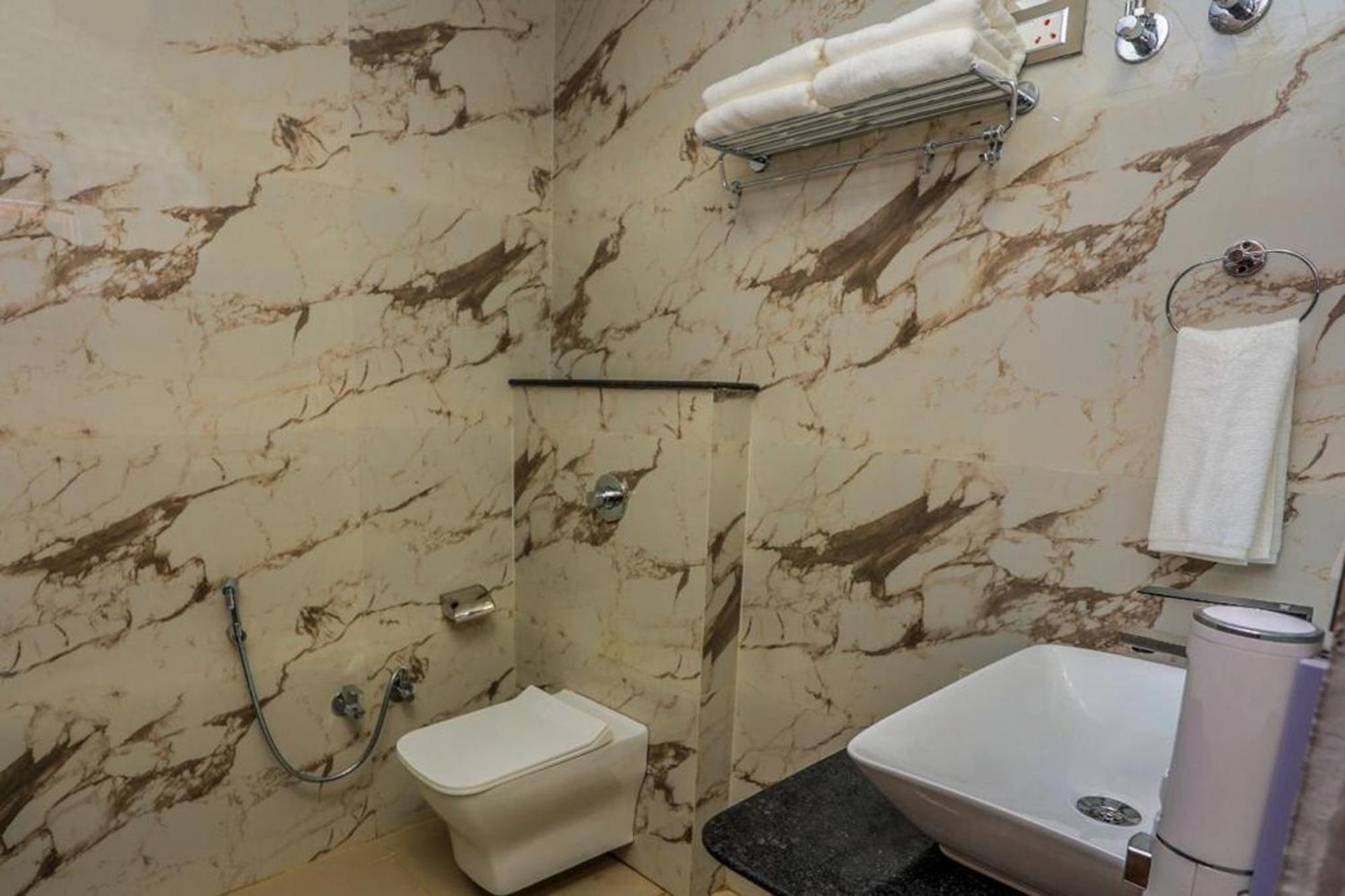 Hotel Eagle Inn Удайпур Екстериор снимка