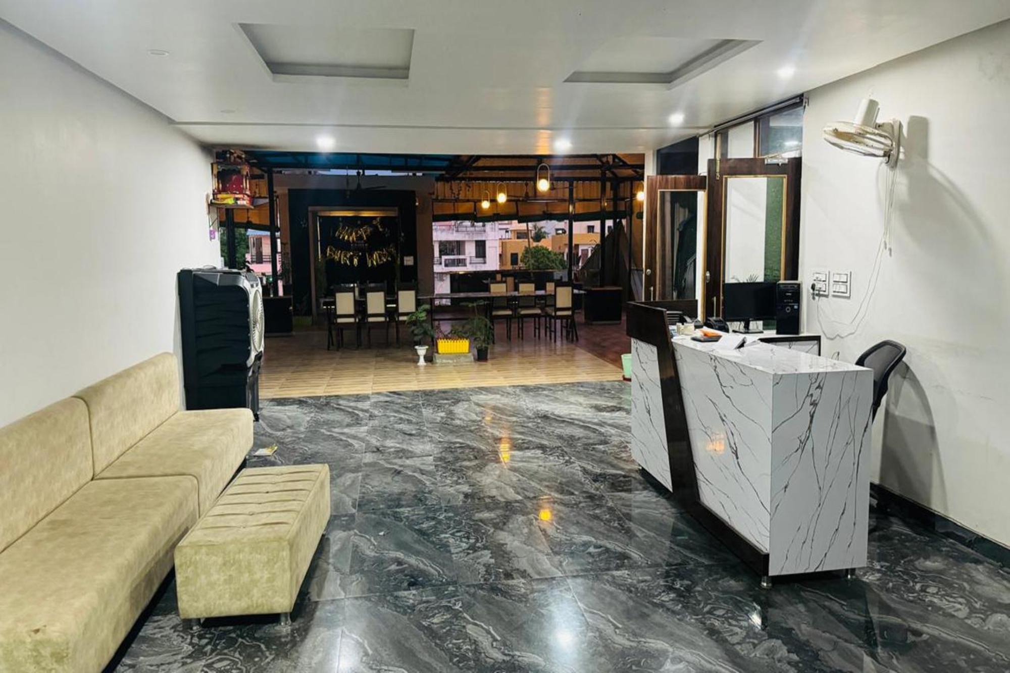Hotel Eagle Inn Удайпур Екстериор снимка
