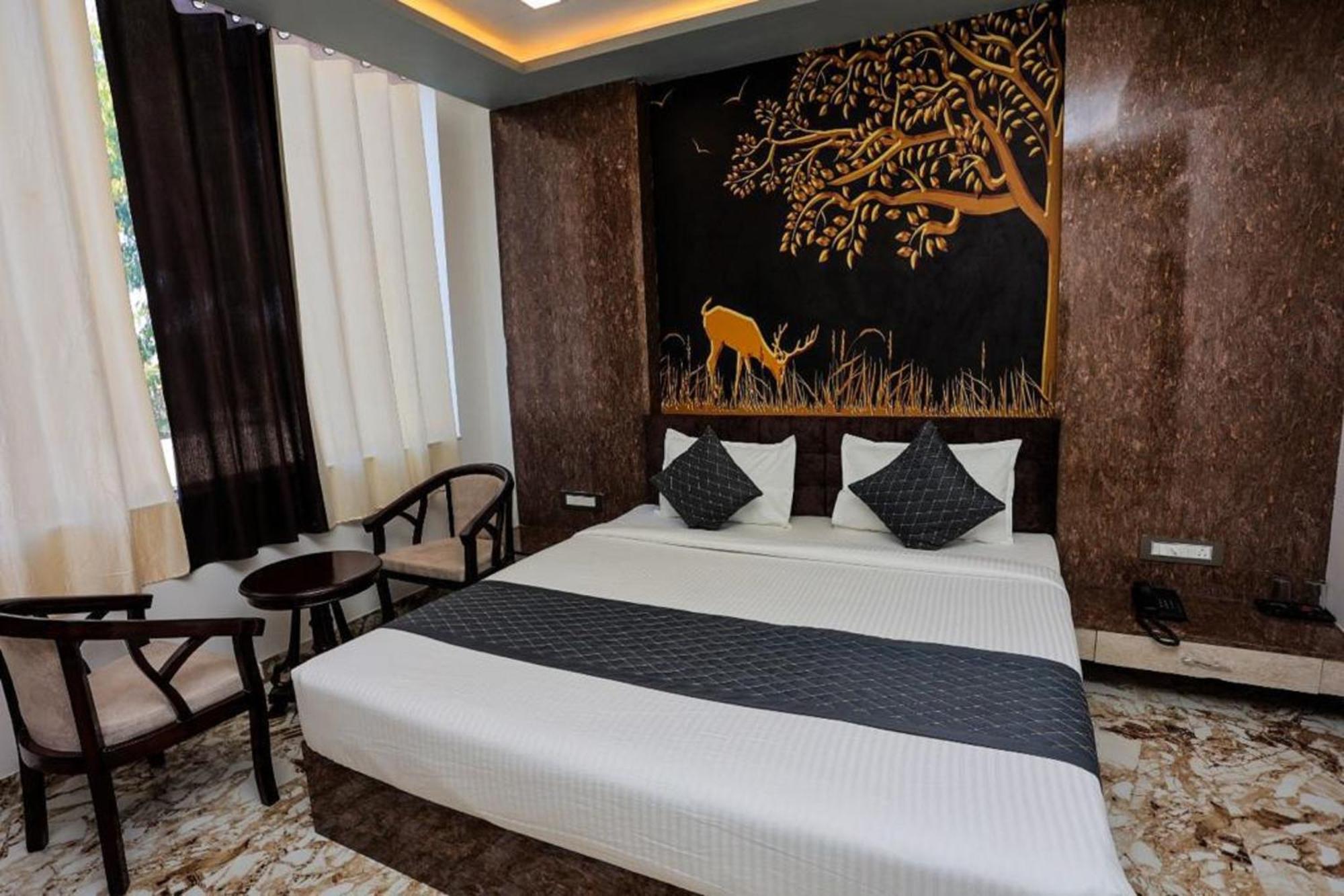 Hotel Eagle Inn Удайпур Екстериор снимка