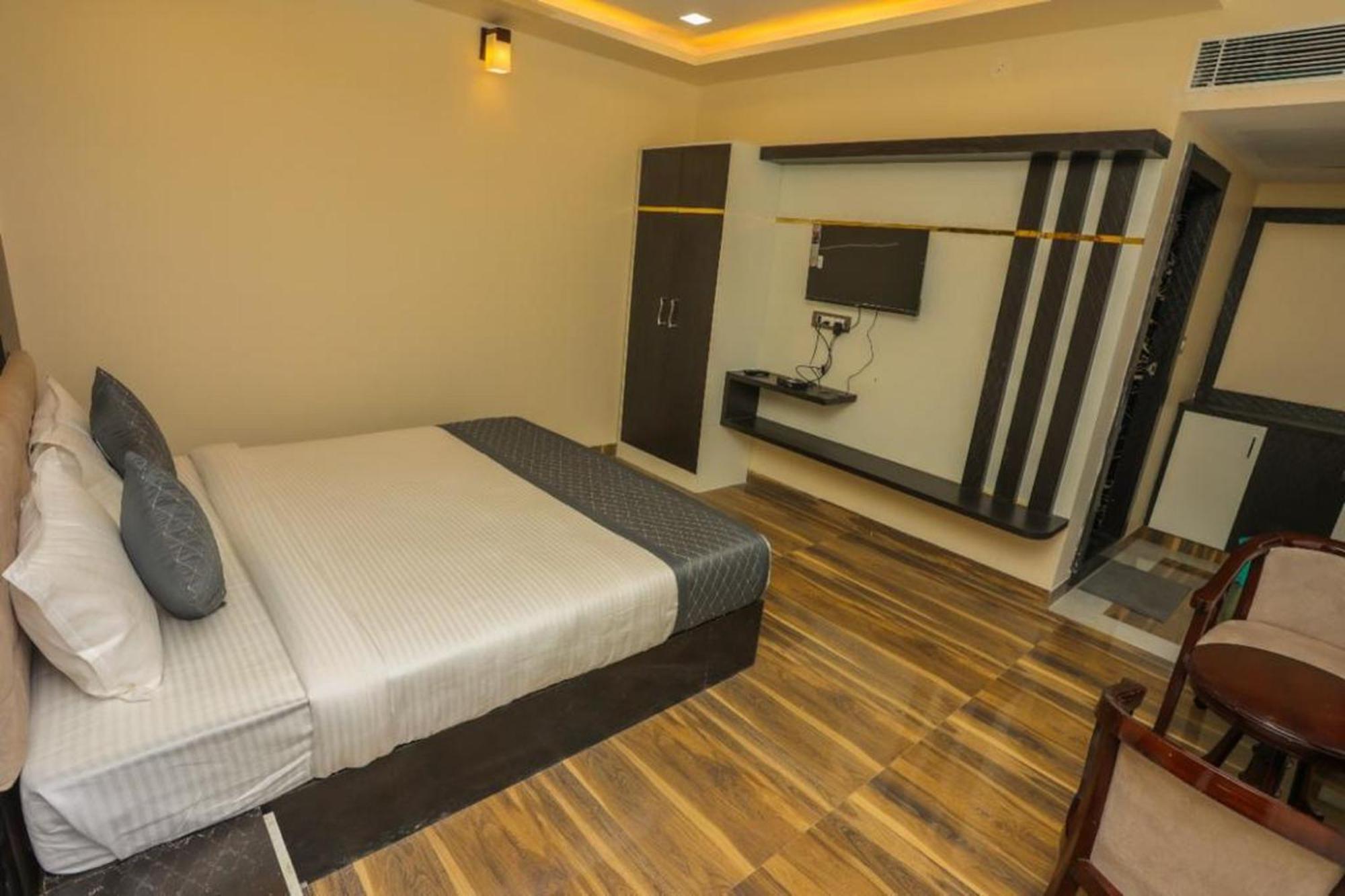 Hotel Eagle Inn Удайпур Екстериор снимка